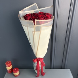 Букет из 11 красных роз в пленке 70см