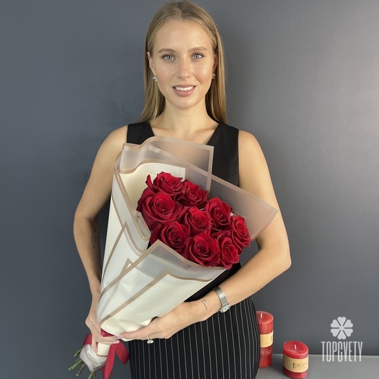 Букет из 11 красных роз в пленке 70см