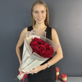 Букет из 11 красных роз в пленке 70см
