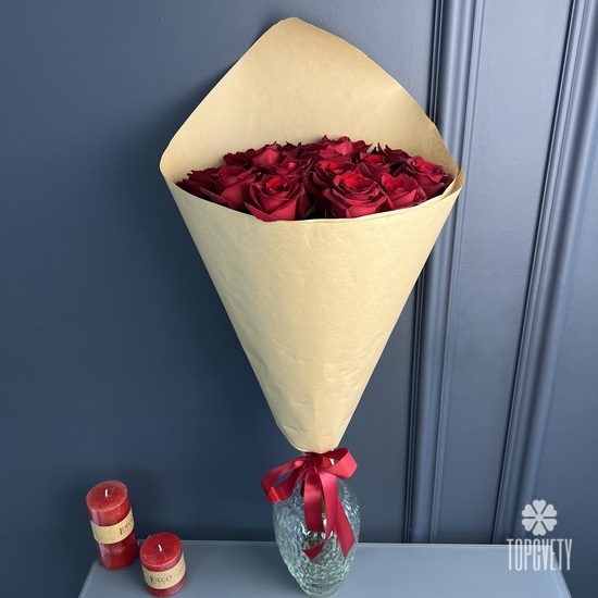 Букет из 15 красных роз в крафте 70см