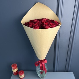 Букет из 15 красных роз в крафте 70см