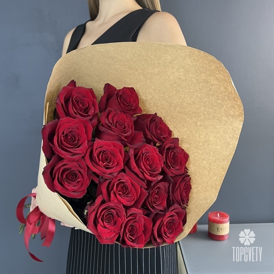 Букет из 15 красных роз в крафте 70см