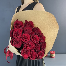 Букет из 15 красных роз в крафте 70см