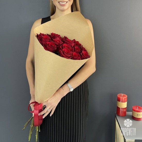Букет из 15 красных роз в крафте 70см