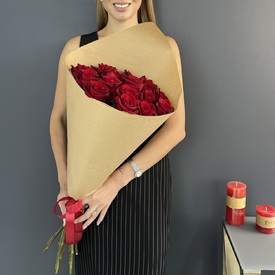 Букет из 15 красных роз в крафте 70см