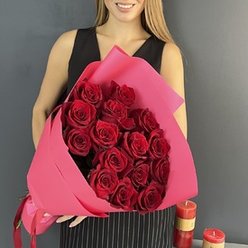 Букет из 15 красных роз Эксплорер 70см