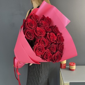 Букет из 15 красных роз Эксплорер 70см