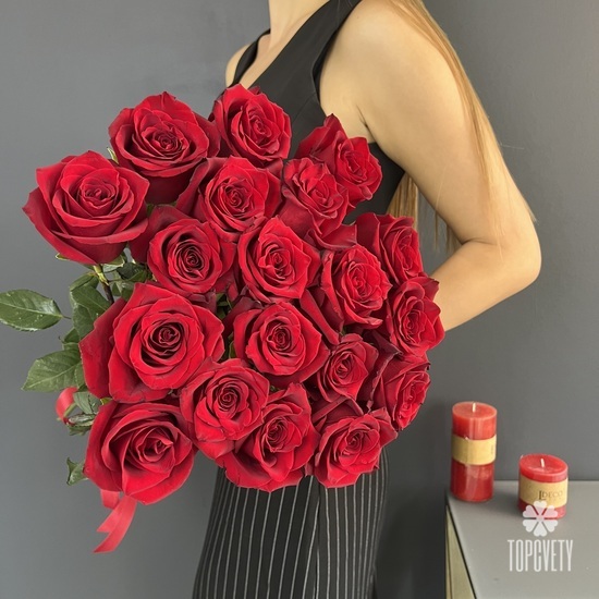 Букет из 19 красных роз Эксплорер 70см