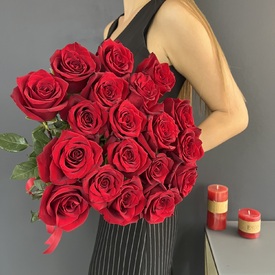Букет из 19 красных роз Эксплорер 70см