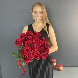 Букет из 19 красных роз Эксплорер 70см