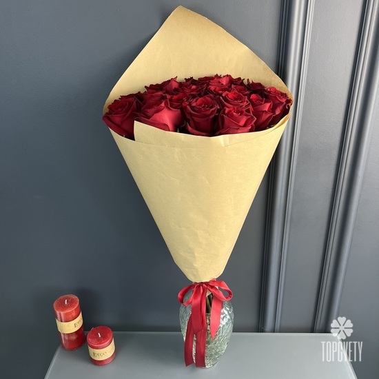 Букет из 19 красных роз 70см в крафте