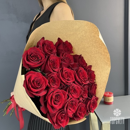 Букет из 19 красных роз 70см в крафте