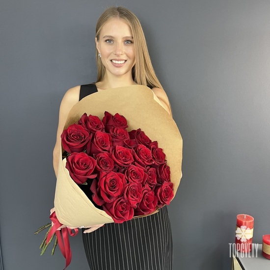 Букет из 19 красных роз 70см в крафте