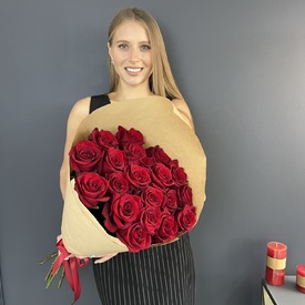 Букет из 19 красных роз 70см в крафте