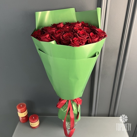 Букет из 19 красных роз в пленке 70см