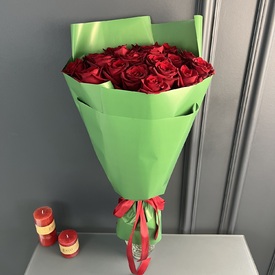 Букет из 19 красных роз в пленке 70см