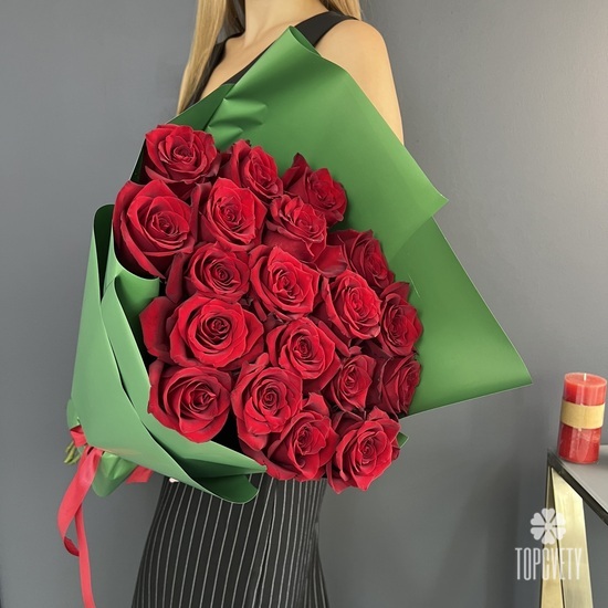 Букет из 19 красных роз в пленке 70см