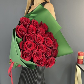 Букет из 19 красных роз в пленке 70см