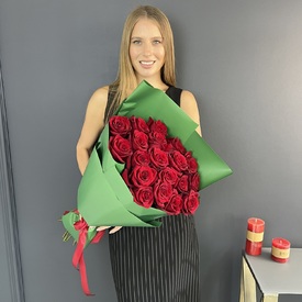 Букет из 19 красных роз в пленке 70см