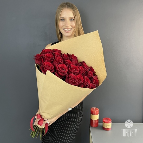 Букет из 25 красных роз Эксплорер 70см