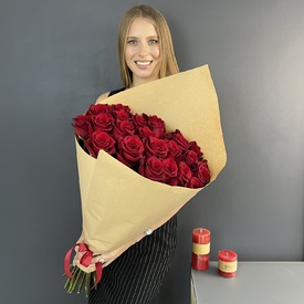 Букет из 25 красных роз Эксплорер 70см