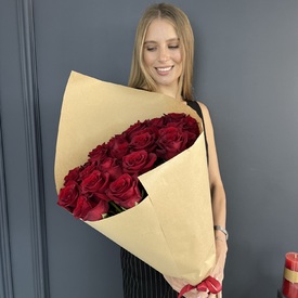 Букет из 25 красных роз Эксплорер 70см