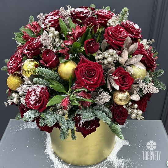 Композиция из красных роз и нобилиса в шляпной коробке