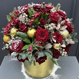 Композиция из красных роз и нобилиса в шляпной коробке