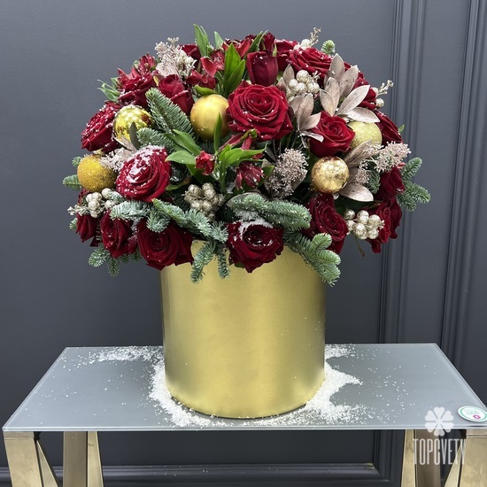 Композиция из красных роз и нобилиса в шляпной коробке