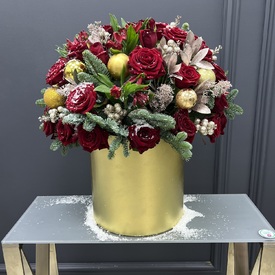 Композиция из красных роз и нобилиса в шляпной коробке