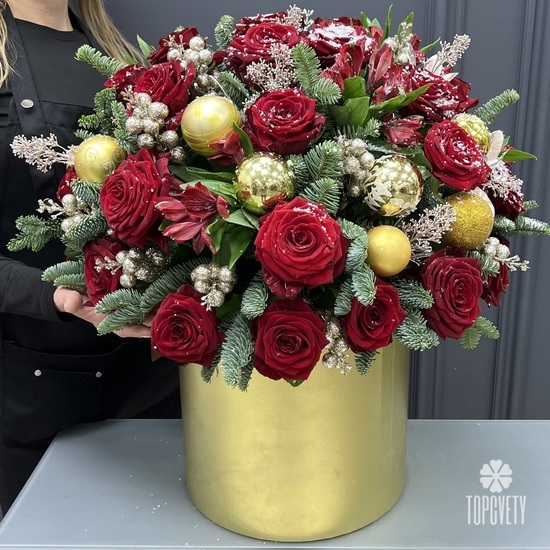 Композиция из красных роз и нобилиса в шляпной коробке