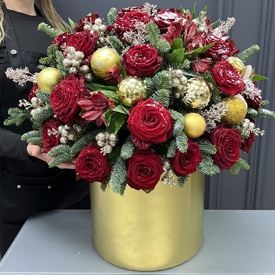 Композиция из красных роз и нобилиса в шляпной коробке