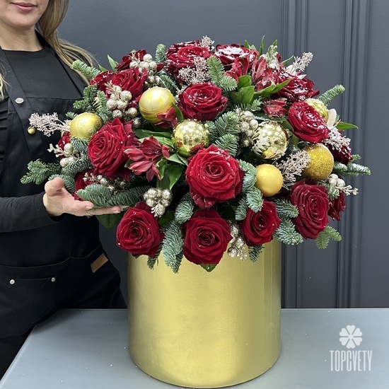 Композиция из красных роз и нобилиса в шляпной коробке