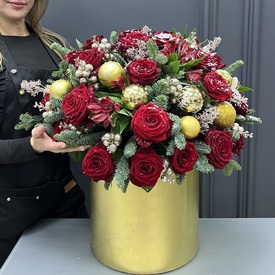 Композиция из красных роз и нобилиса в шляпной коробке