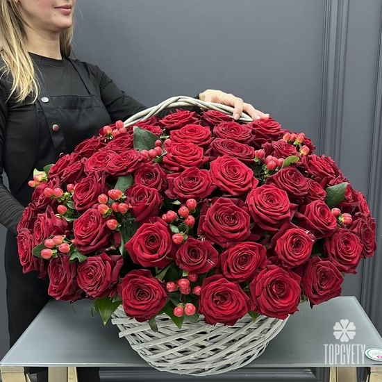 75 красных роз в корзине