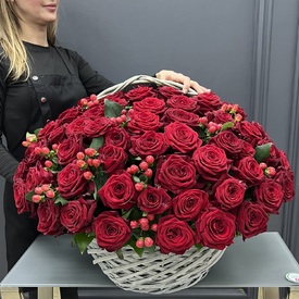 75 красных роз в корзине