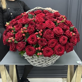 75 красных роз в корзине