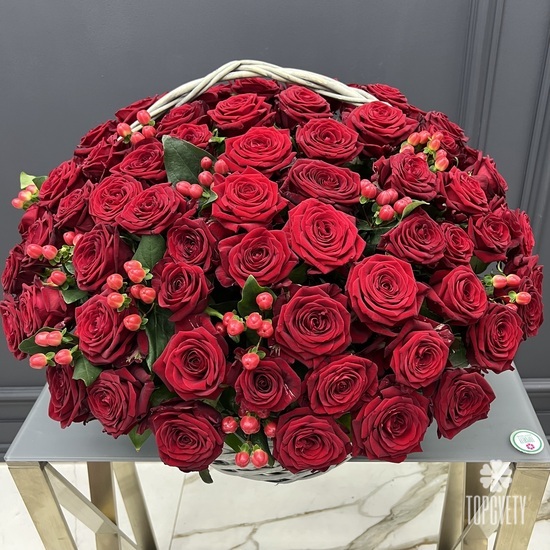75 красных роз в корзине