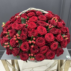 75 красных роз в корзине