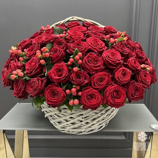 75 красных роз в корзине
