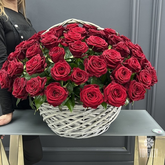 Композиция из 51 красных роз в корзине