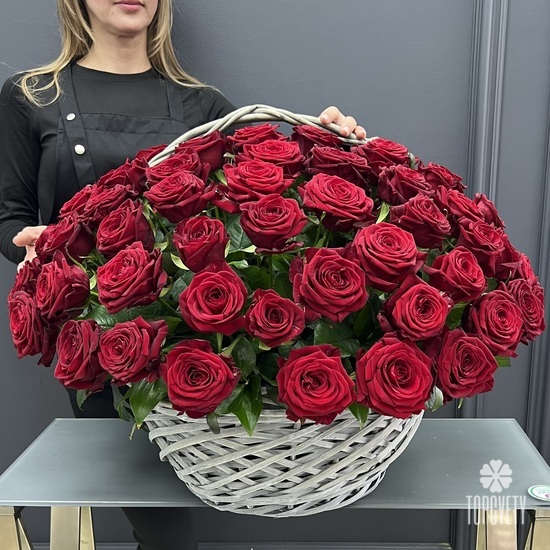 Композиция из 51 красных роз в корзине