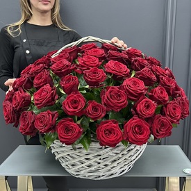 Композиция из 51 красных роз в корзине