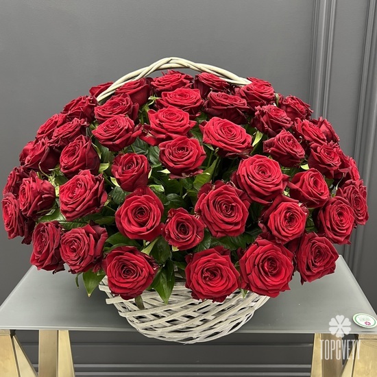 Композиция из 51 красных роз в корзине