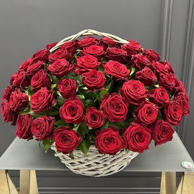 Композиция из 51 красных роз в корзине