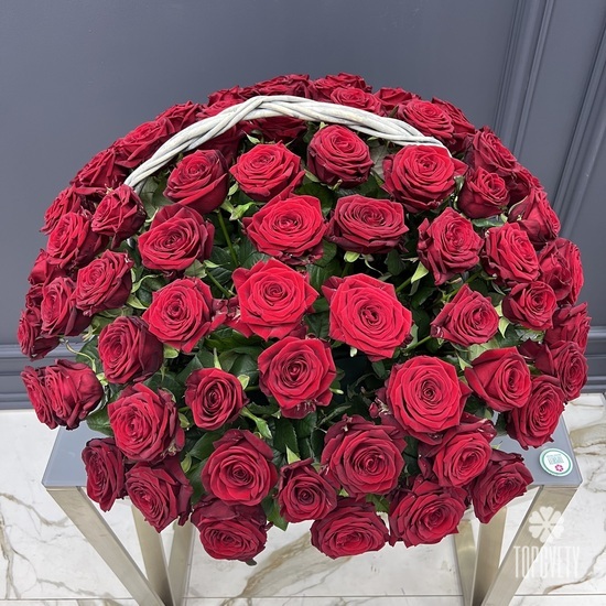 Композиция из 51 красных роз в корзине