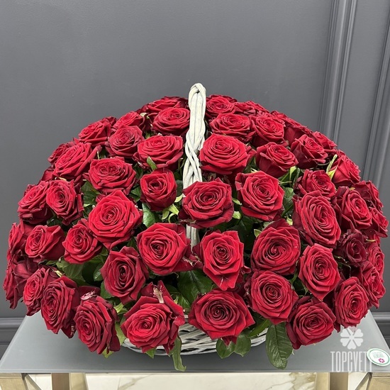 Композиция из 51 красных роз в корзине