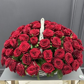Композиция из 51 красных роз в корзине
