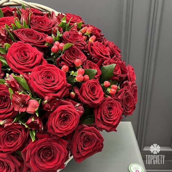 75 красных роз и альстромерии в корзине