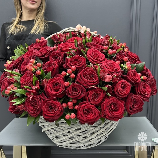 75 красных роз и альстромерии в корзине